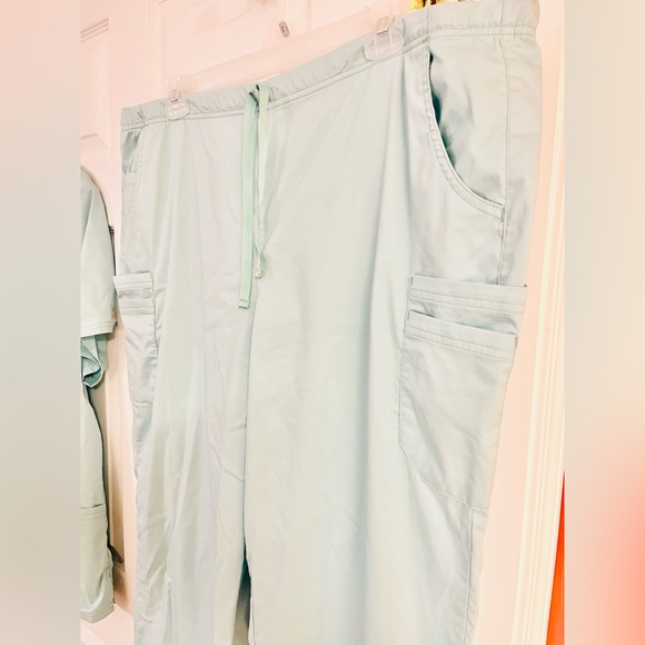 UA Butter-Soft Stretch Scrub Set - Picture 10 of 12